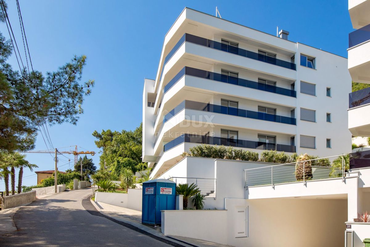 OPATIJA, CENTRO - appartamento moderno in un nuovo edificio con vista mare, piscina in comune, garage 