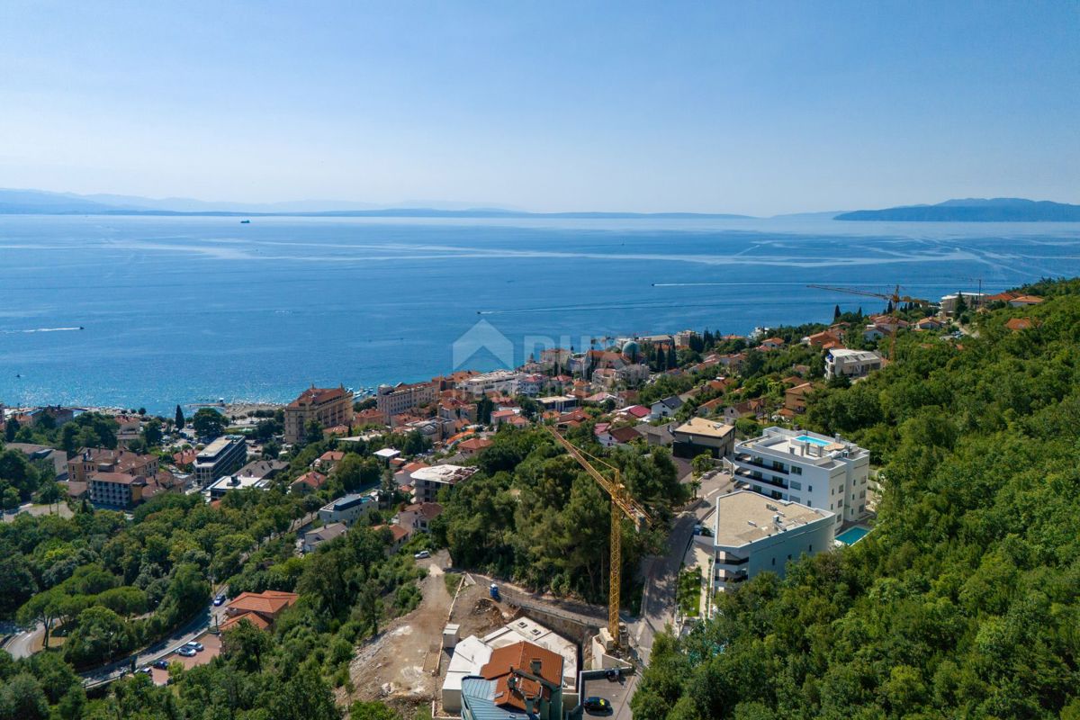 OPATIJA, CENTRO - appartamento moderno in un nuovo edificio con vista mare, piscina in comune, garage 