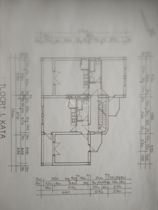 KRK, MALINSKA - Palazzina in fase di ristrutturazione, 5 unità separate!