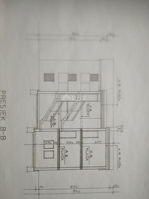 KRK, MALINSKA - Palazzina in fase di ristrutturazione, 5 unità separate!