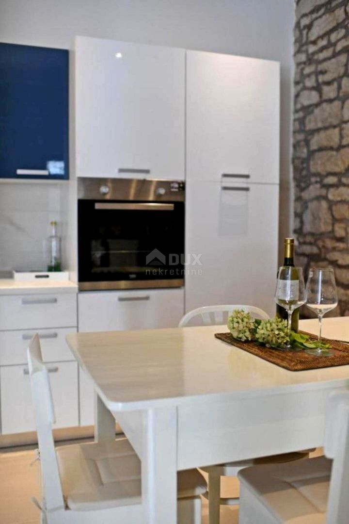 ISTRIA, SVETI LOVREČ - Casa in pietra con piscina nel centro storico