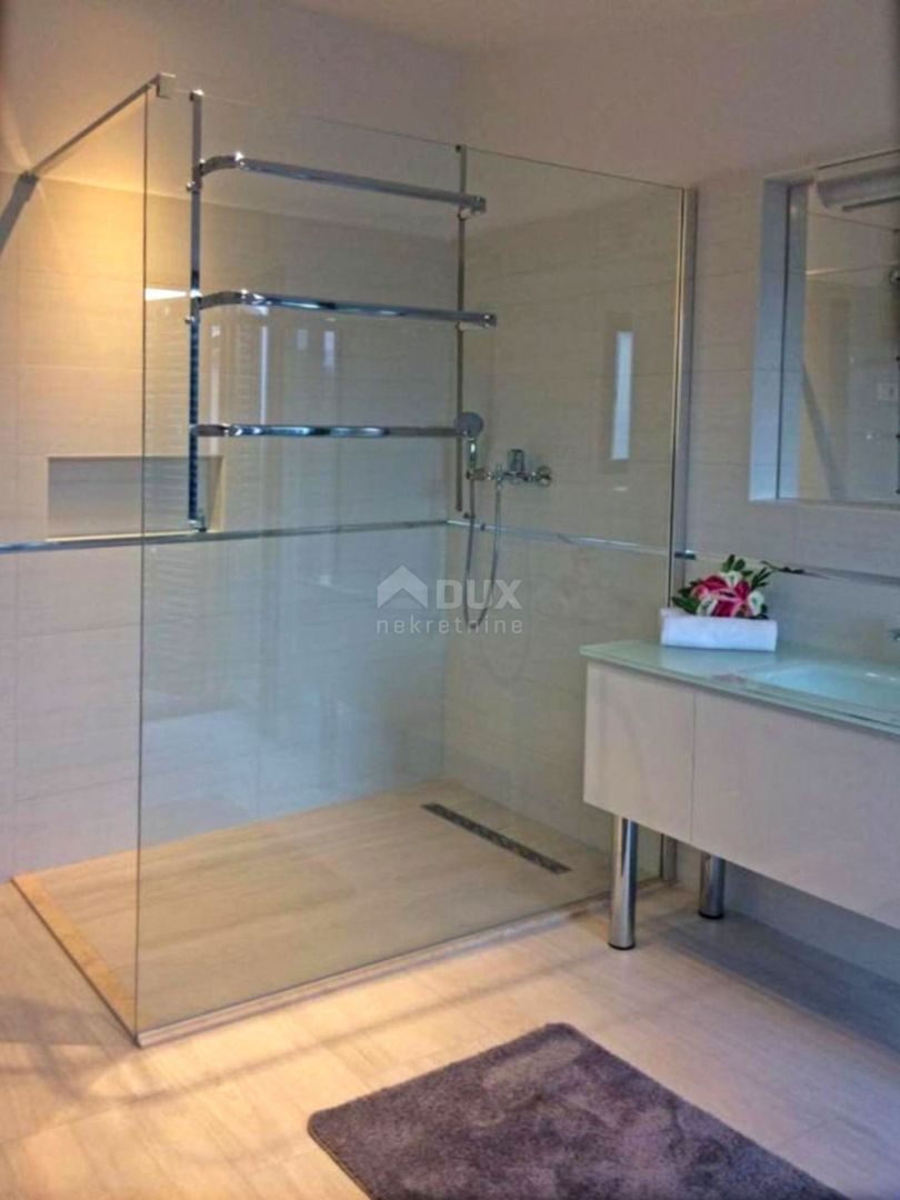 ISTRIA, SVETI LOVREČ - Casa in pietra con piscina nel centro storico