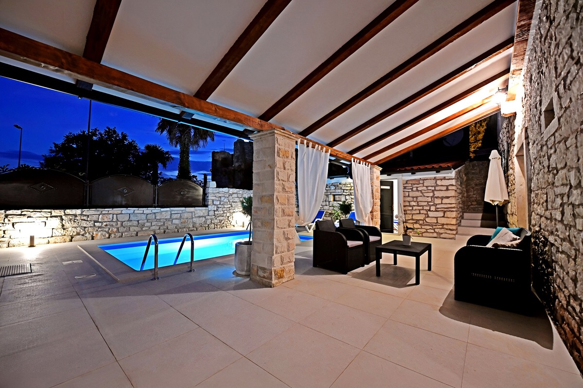 ISTRIA, SVETI LOVREČ - Casa in pietra con piscina nel centro storico