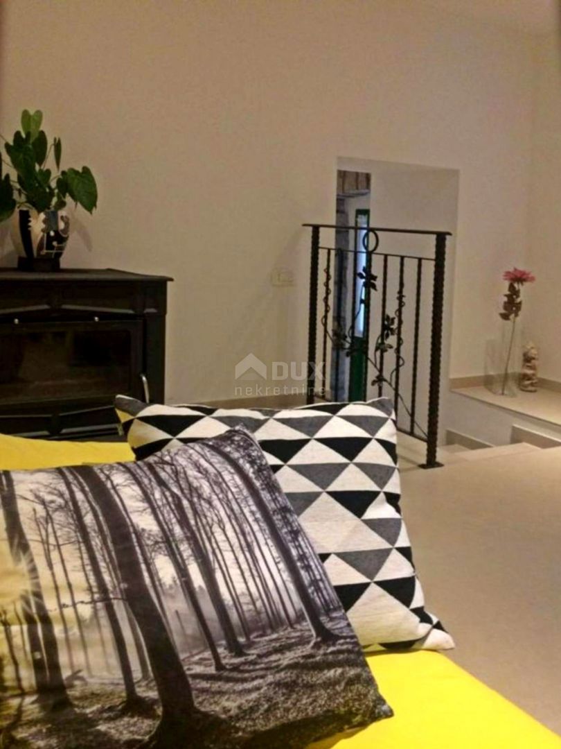 ISTRIA, SVETI LOVREČ - Casa in pietra con piscina nel centro storico