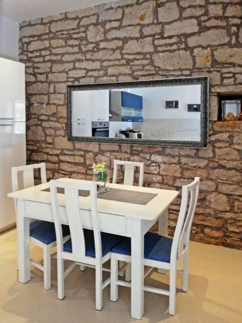 ISTRIA, SVETI LOVREČ - Casa in pietra con piscina nel centro storico