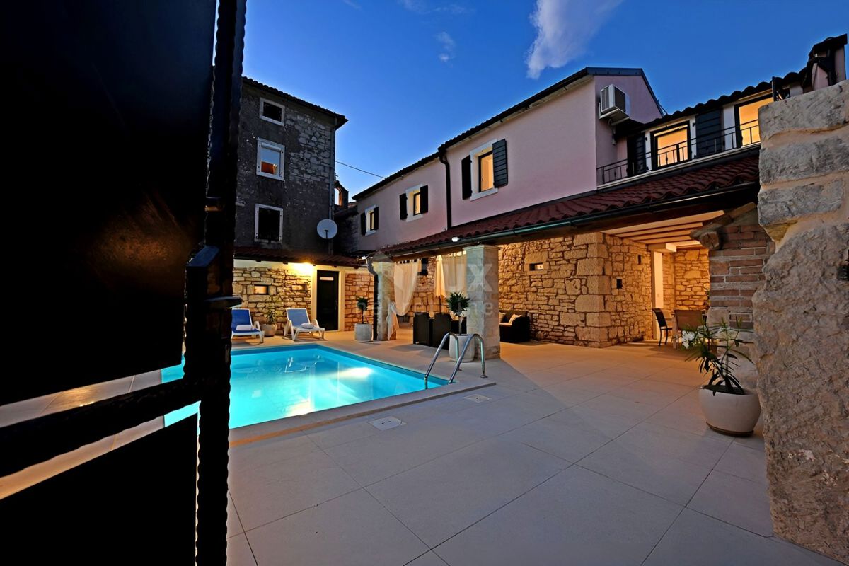 ISTRIA, SVETI LOVREČ - Casa in pietra con piscina nel centro storico