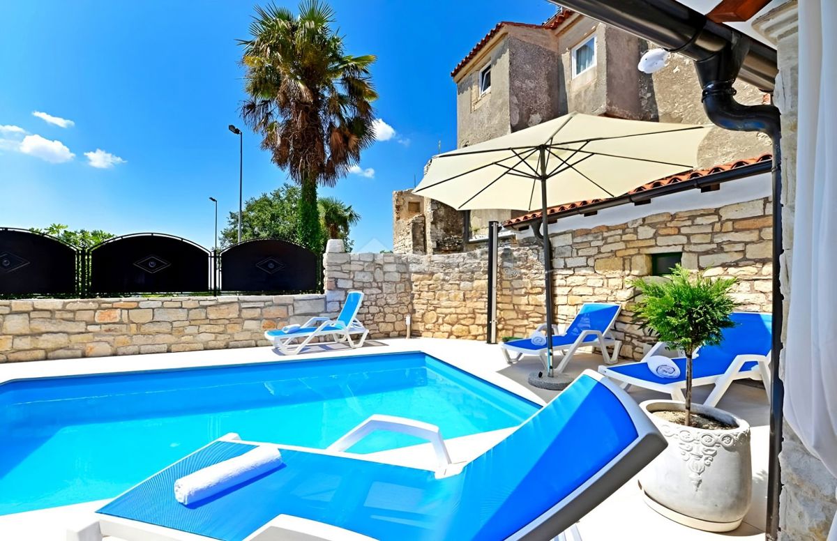 ISTRIA, SVETI LOVREČ - Casa in pietra con piscina nel centro storico