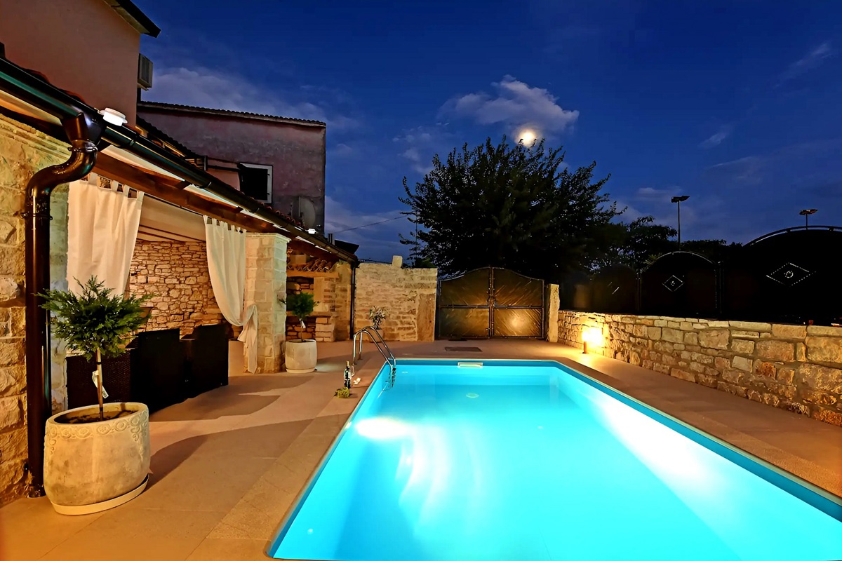 ISTRIA, SVETI LOVREČ - Casa in pietra con piscina nel centro storico