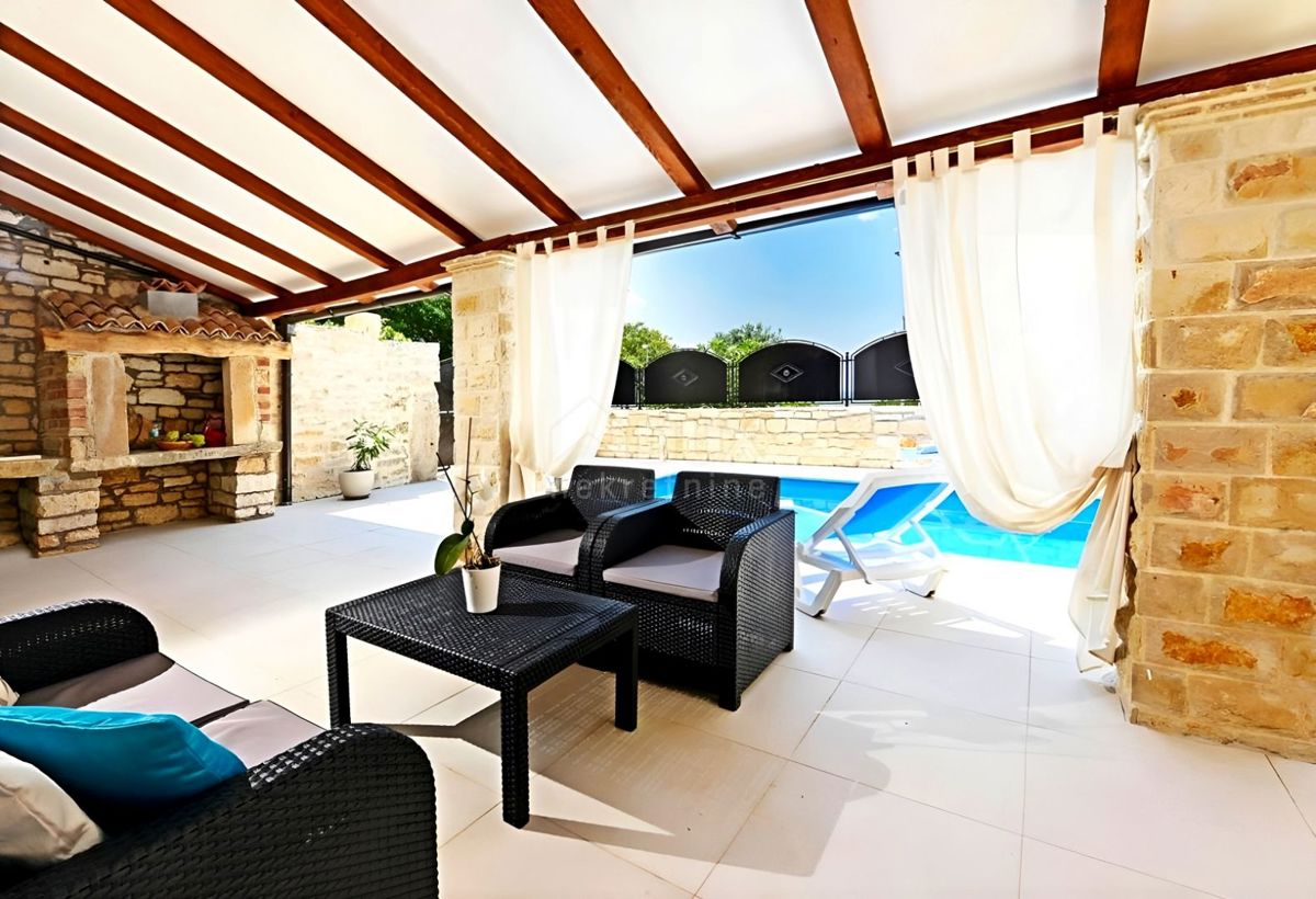 ISTRIA, SVETI LOVREČ - Casa in pietra con piscina nel centro storico