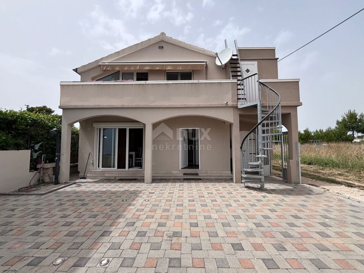 ZADAR, PRIVLAKA - Casa moderna a 40 m dal mare