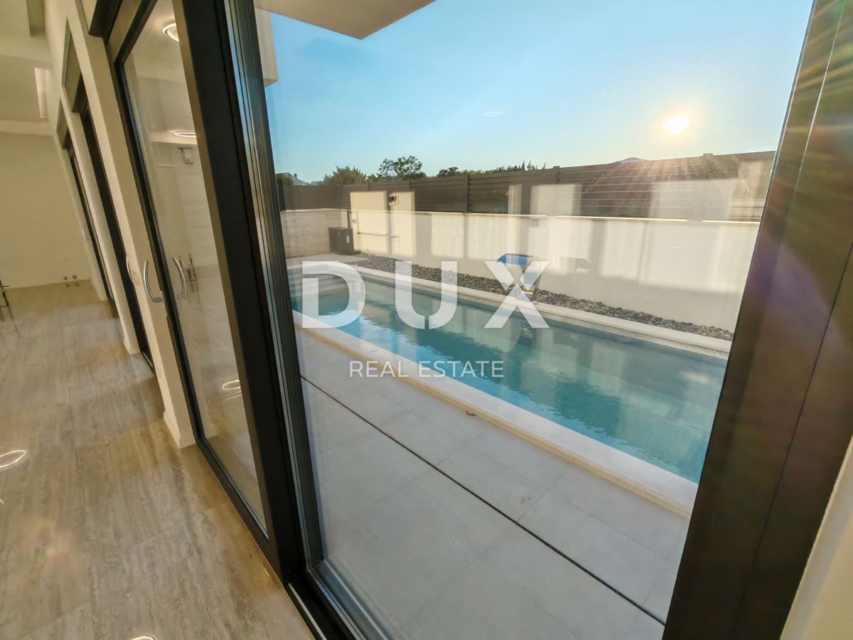  ZADAR, ZATON - Villa bifamiliare di lusso con piscina riscaldata, sauna e palestra! Nuova costruzione! B1