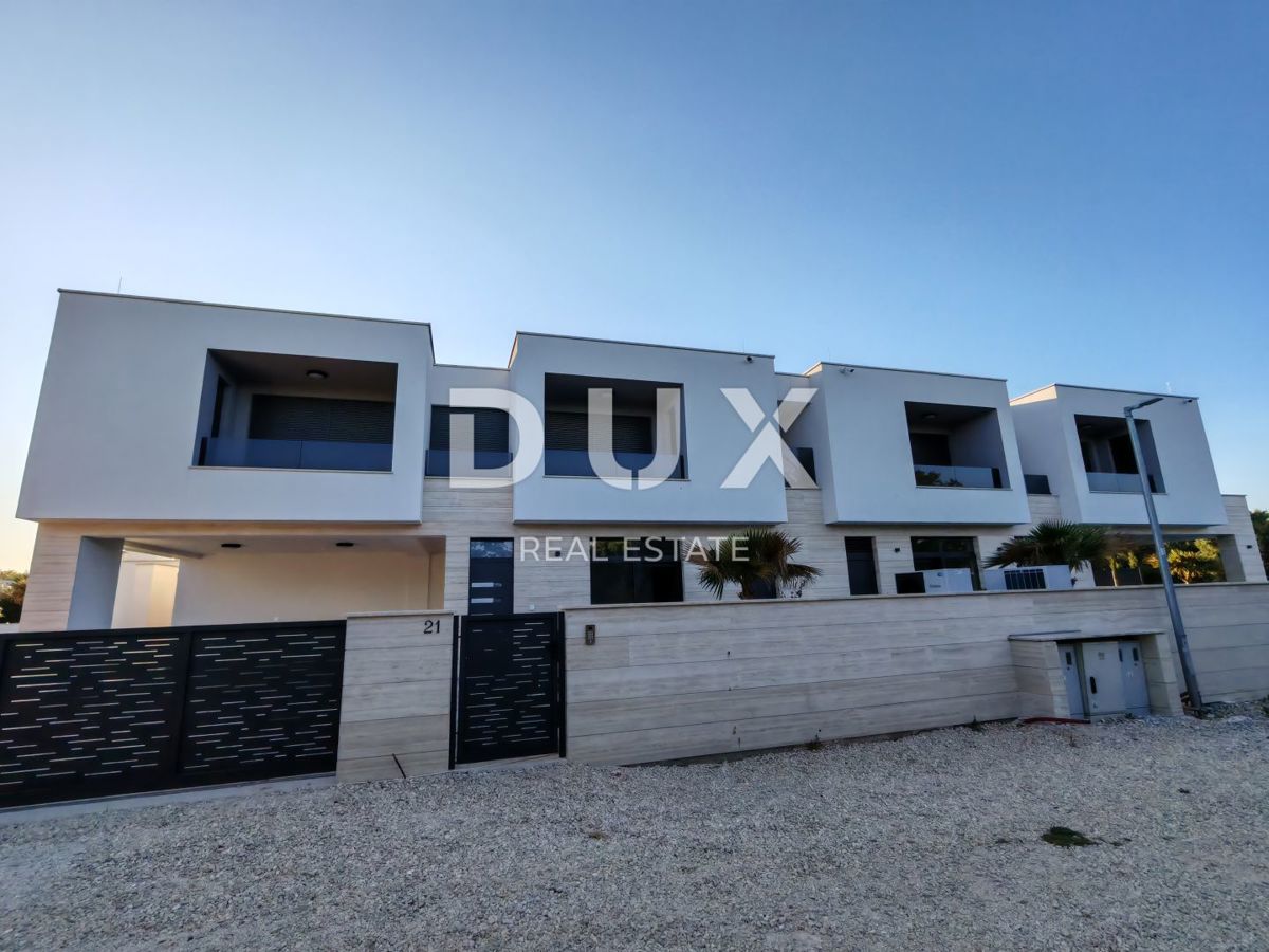  ZADAR, ZATON - Villa bifamiliare di lusso con piscina riscaldata, sauna e palestra! Nuova costruzione! B1