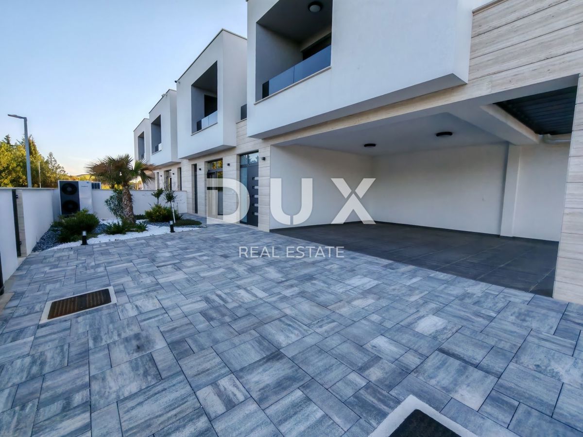  ZADAR, ZATON - Villa bifamiliare di lusso con piscina riscaldata, sauna e palestra! Nuova costruzione! B1