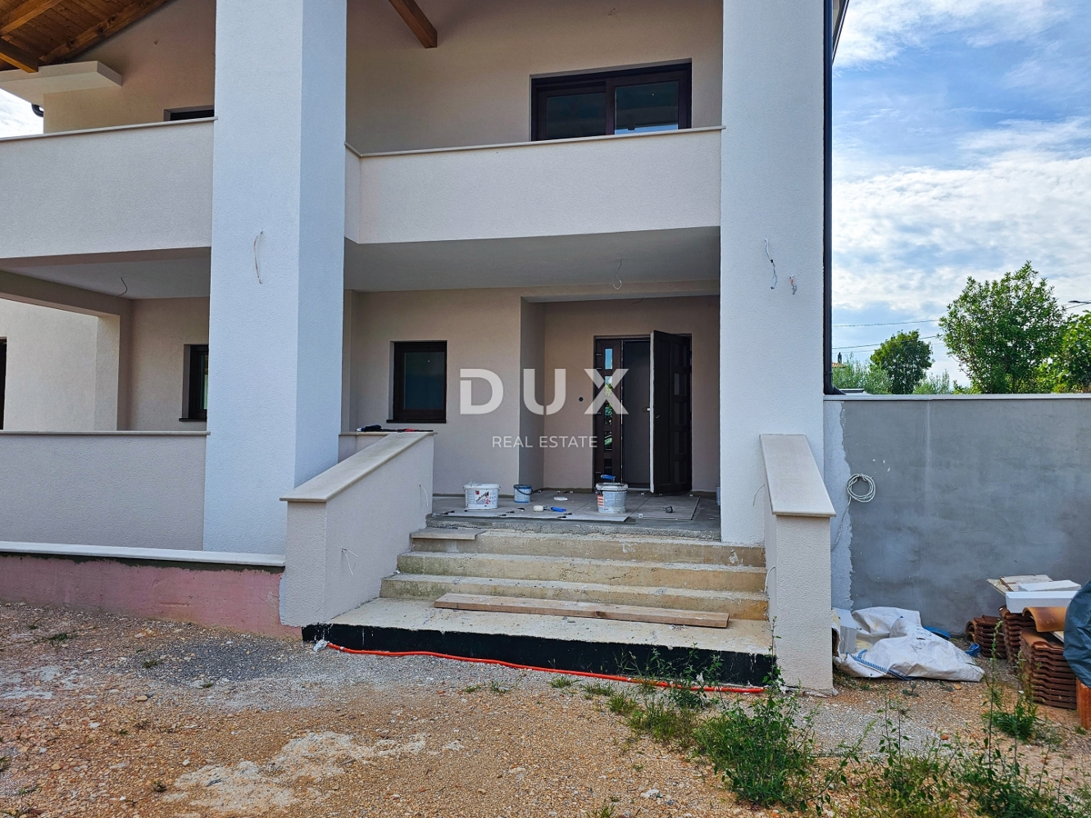 ISOLA DI KRK, DOBRINJ - Casa mediterranea di nuova costruzione con piscina privata e vista mare, ai margini della zona verde