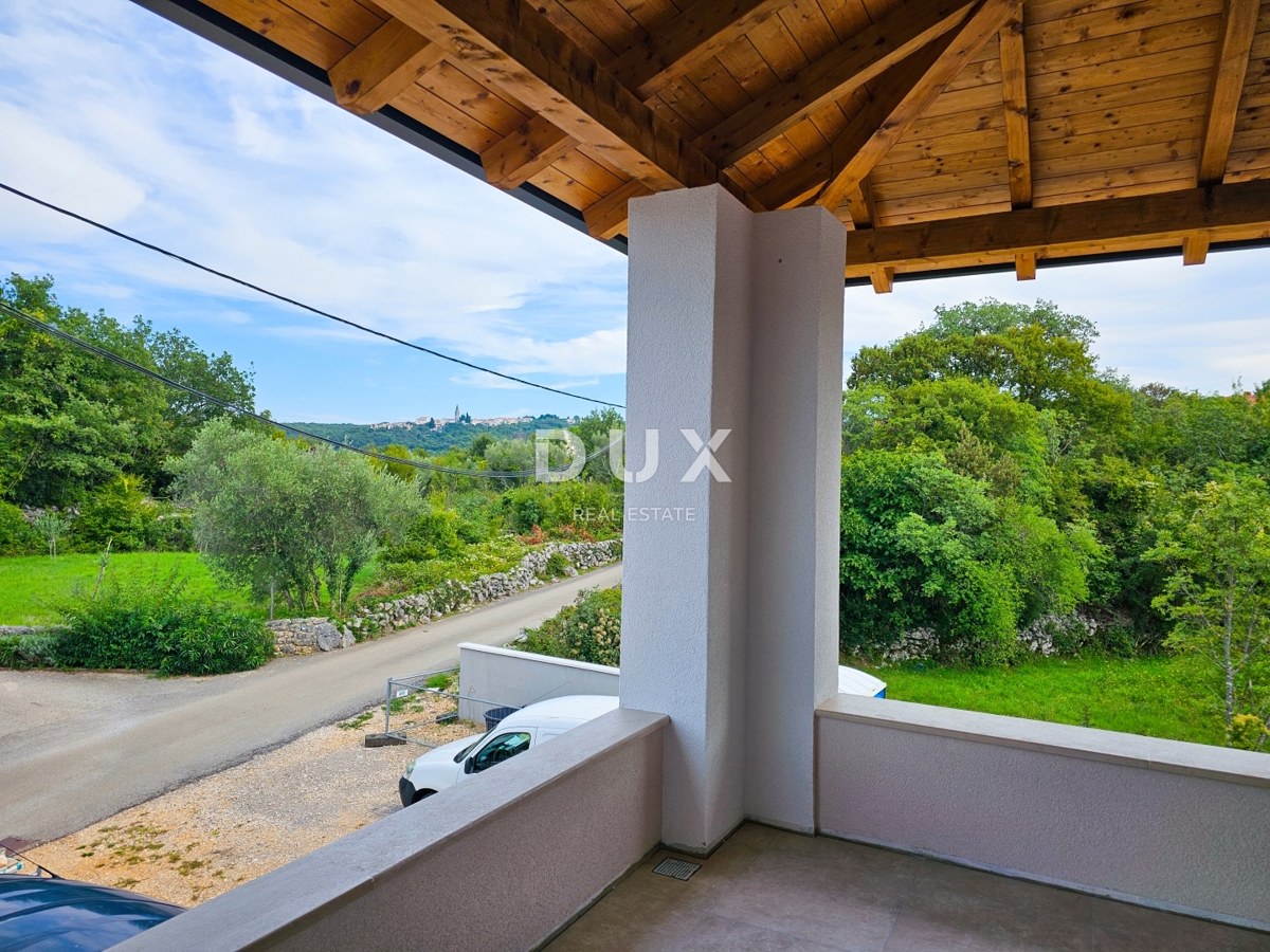 ISOLA DI KRK, DOBRINJ - Casa mediterranea di nuova costruzione con piscina privata e vista mare, ai margini della zona verde