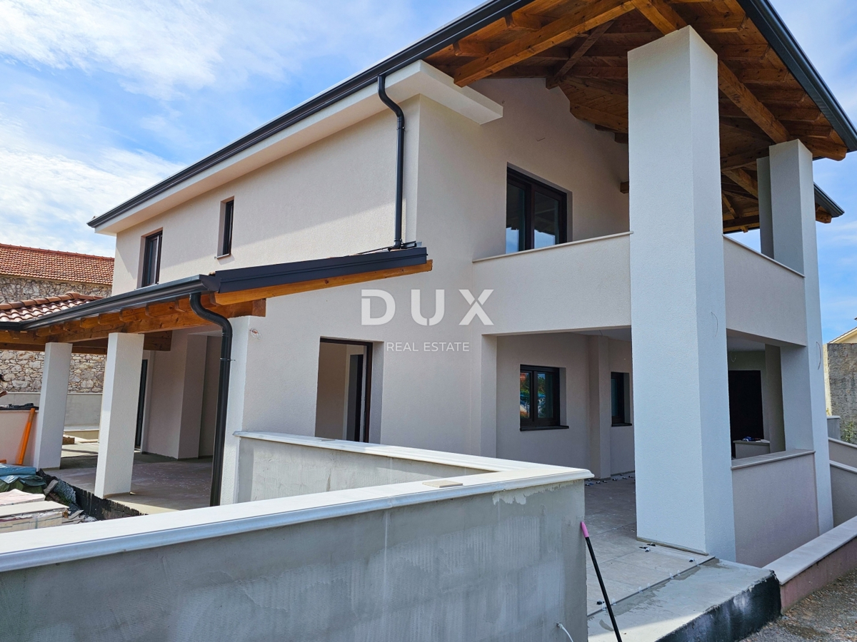 ISOLA DI KRK, DOBRINJ - Casa mediterranea di nuova costruzione con piscina privata e vista mare, ai margini della zona verde