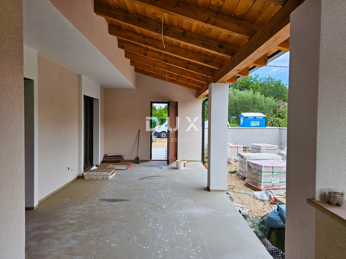 ISOLA DI KRK, DOBRINJ - Casa mediterranea di nuova costruzione con piscina privata e vista mare, ai margini della zona verde