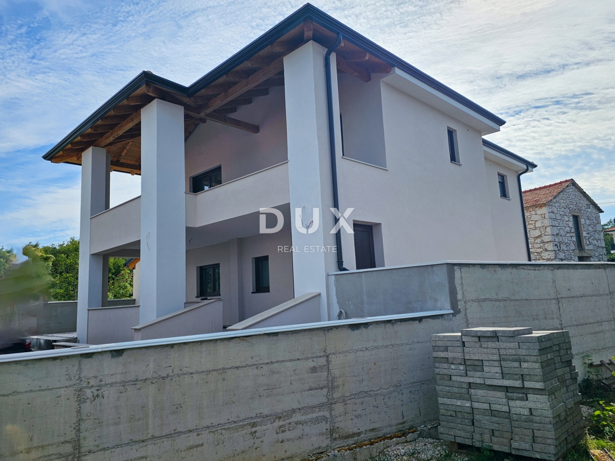 ISOLA DI KRK, DOBRINJ - Casa mediterranea di nuova costruzione con piscina privata e vista mare, ai margini della zona verde