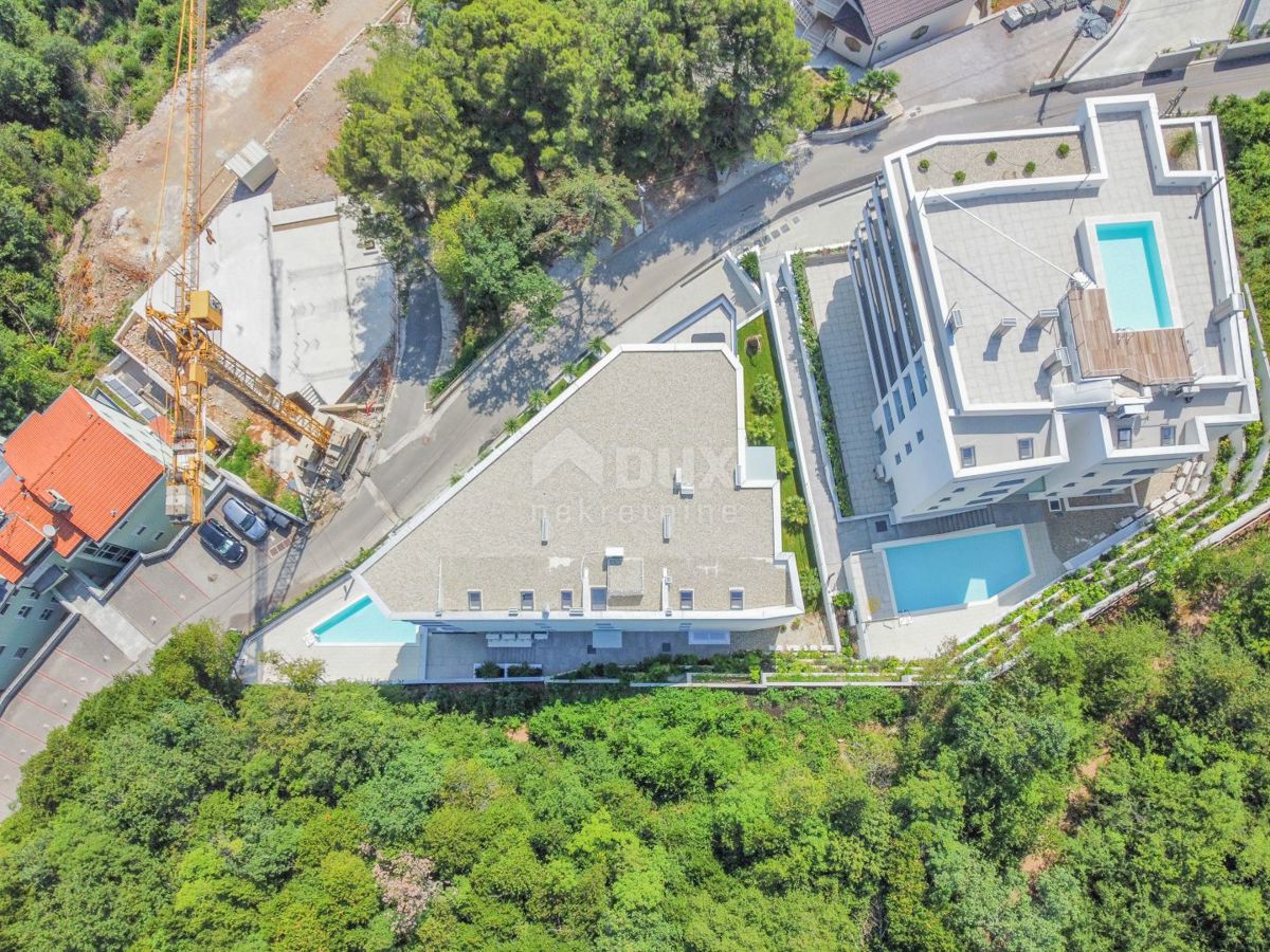 OPATIJA, CENTRO - spazioso appartamento in una nuova costruzione con vista mare, piscina in comune, garage 