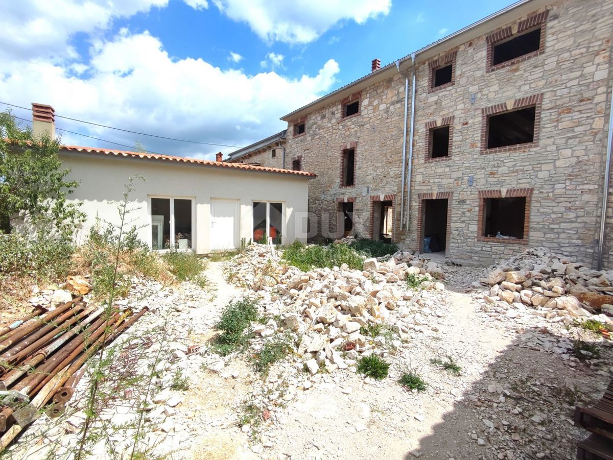 ISTRIA, JURŠIĆI - Casa in pietra con piscina + appartamento, CHIAVI IN MANO