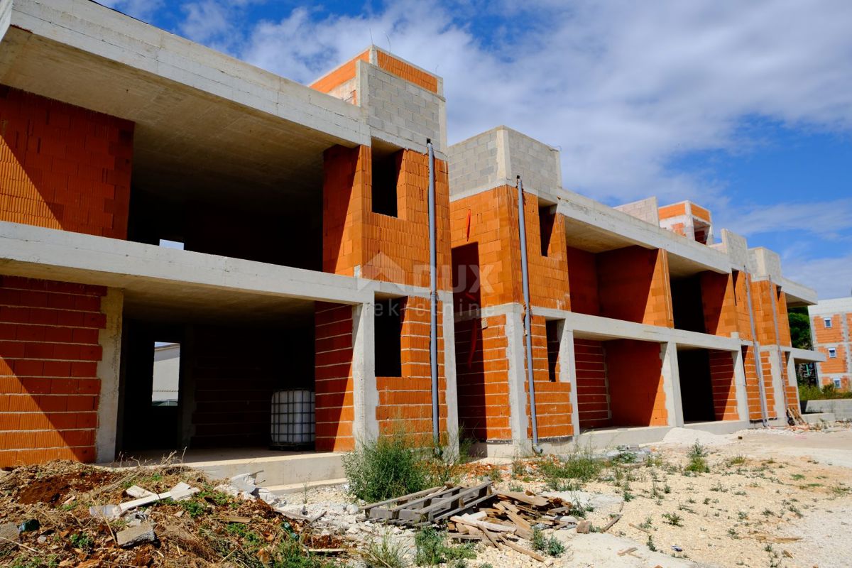 ZADAR, VIR - Nuova costruzione! Moderno attico a soli 130 metri dalla spiaggia con una fantastica vista mare! 1-S3