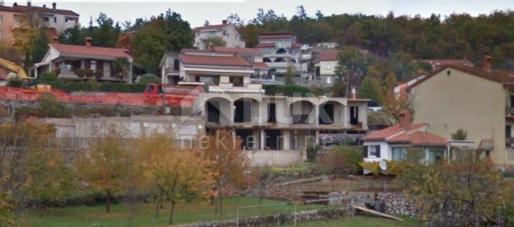 OPATIJA, JUŠIĆI - terreno 1330m2 con iniziata la costruzione di un edificio di 1250m2 con vista mare 