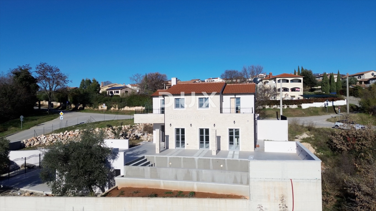 ISTRIA, PARENZO - Villa di nuova costruzione con piscina a sfioro, parcheggio sotterraneo privato e fantastica vista sul mare
