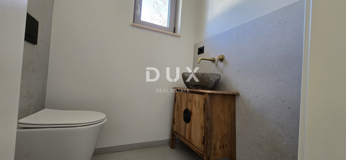 ISTRIA, PARENZO - Villa di nuova costruzione con piscina a sfioro, parcheggio sotterraneo privato e fantastica vista sul mare