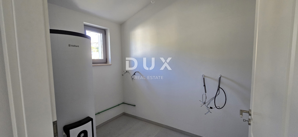 ISTRIA, PARENZO - Villa di nuova costruzione con piscina a sfioro, parcheggio sotterraneo privato e fantastica vista sul mare