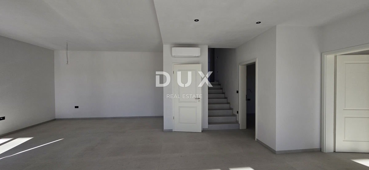 ISTRIA, PARENZO - Villa di nuova costruzione con piscina a sfioro, parcheggio sotterraneo privato e fantastica vista sul mare