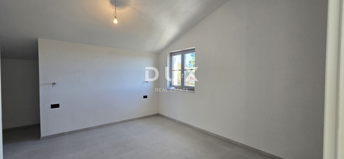 ISTRIA, PARENZO - Villa di nuova costruzione con piscina a sfioro, parcheggio sotterraneo privato e fantastica vista sul mare