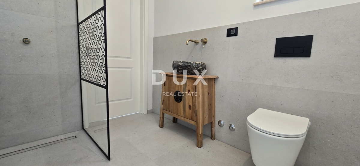 ISTRIA, PARENZO - Villa di nuova costruzione con piscina a sfioro, parcheggio sotterraneo privato e fantastica vista sul mare