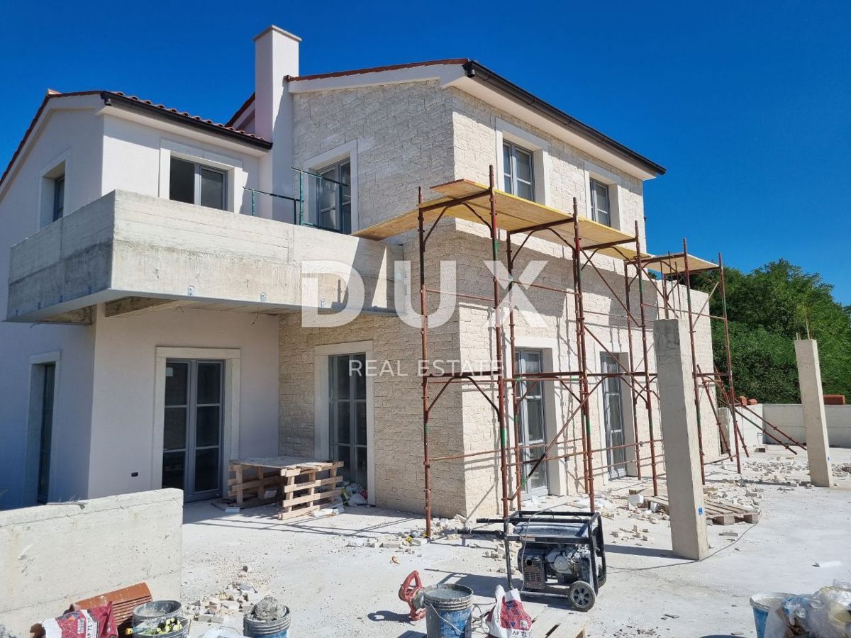 ISTRIA, PARENZO - Villa di nuova costruzione con piscina a sfioro, parcheggio sotterraneo privato e fantastica vista sul mare