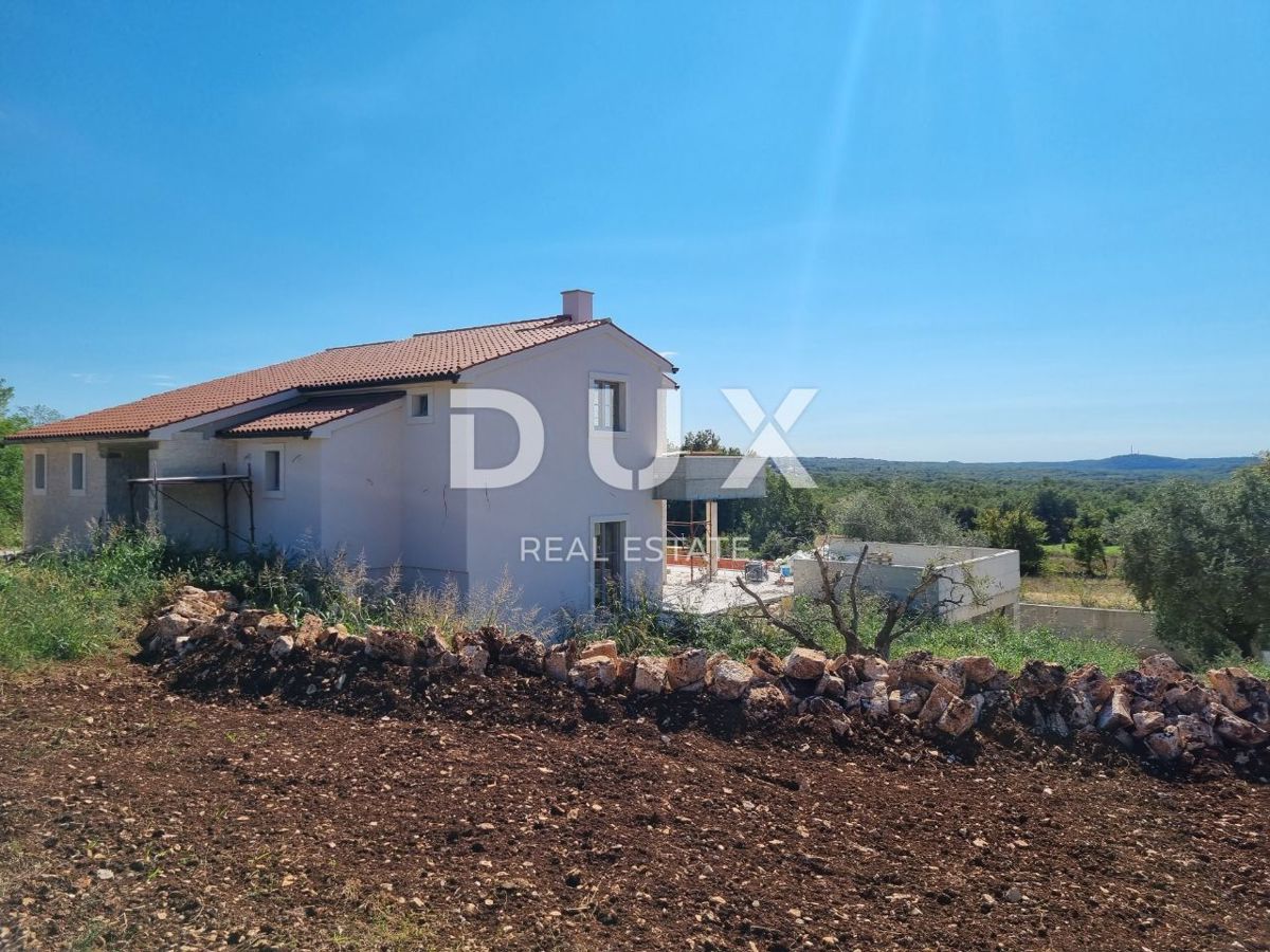 ISTRIA, PARENZO - Villa di nuova costruzione con piscina a sfioro, parcheggio sotterraneo privato e fantastica vista sul mare