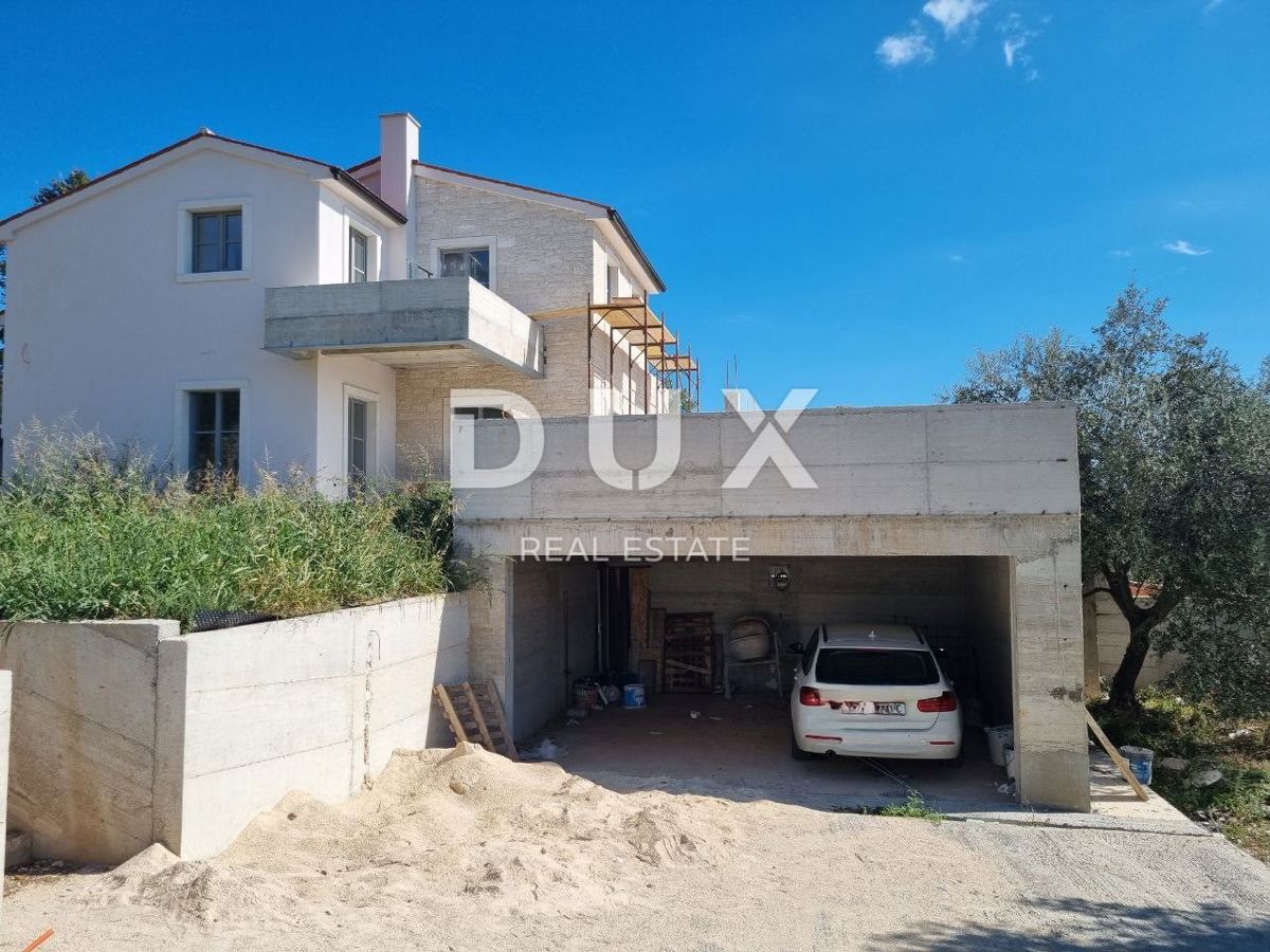 ISTRIA, PARENZO - Villa di nuova costruzione con piscina a sfioro, parcheggio sotterraneo privato e fantastica vista sul mare