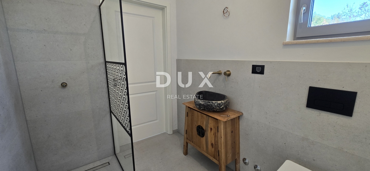 ISTRIA, PARENZO - Villa di nuova costruzione con piscina a sfioro, parcheggio sotterraneo privato e fantastica vista sul mare