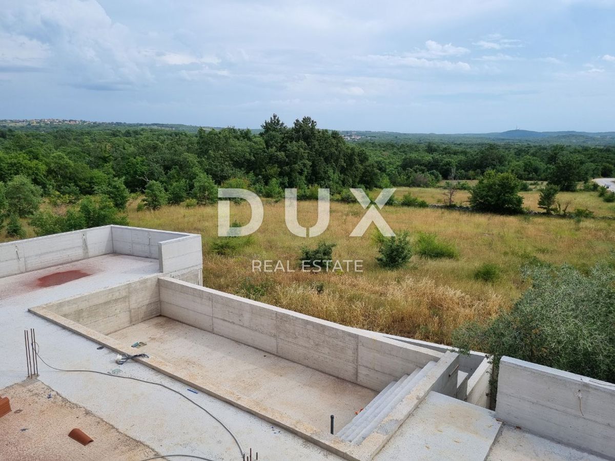 ISTRIA, PARENZO - Villa di nuova costruzione con piscina a sfioro, parcheggio sotterraneo privato e fantastica vista sul mare