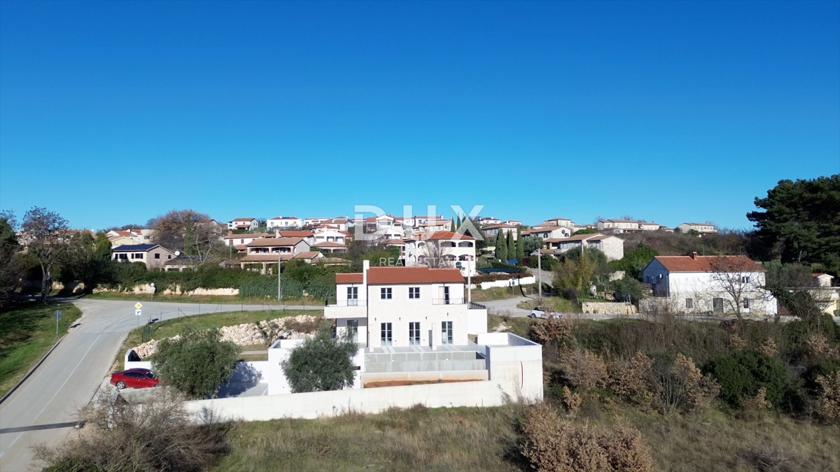 ISTRIA, PARENZO - Villa di nuova costruzione con piscina a sfioro, parcheggio sotterraneo privato e fantastica vista sul mare