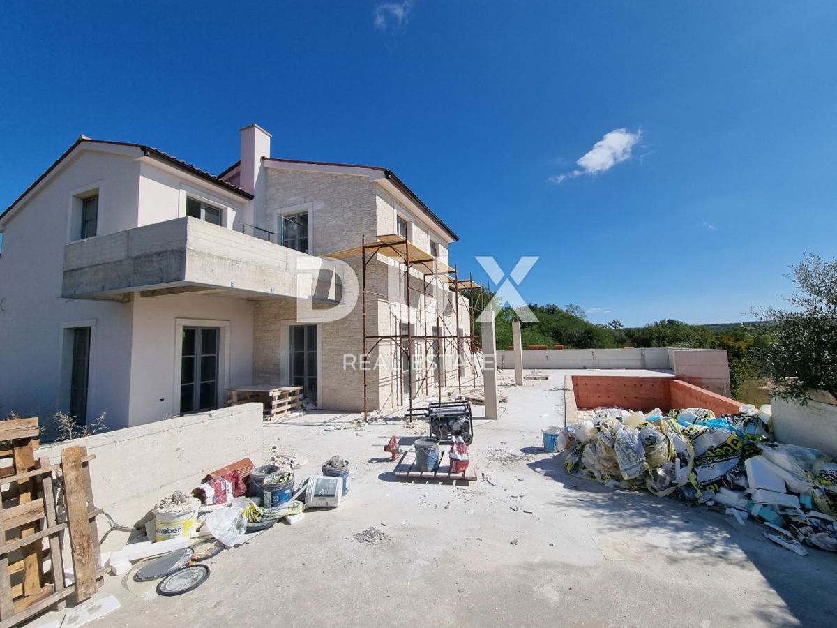 ISTRIA, PARENZO - Villa di nuova costruzione con piscina a sfioro, parcheggio sotterraneo privato e fantastica vista sul mare