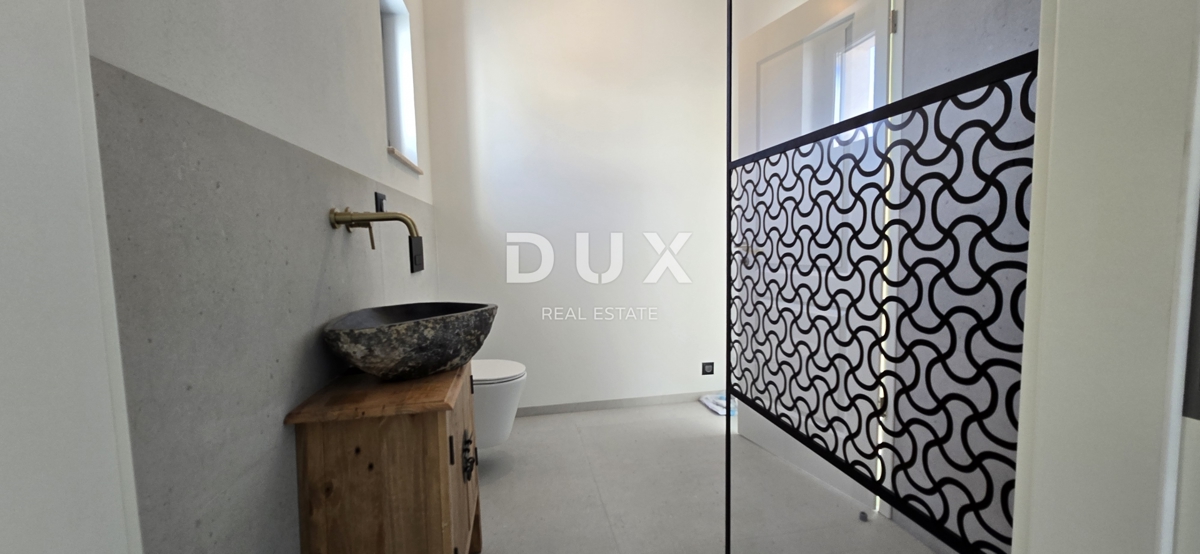 ISTRIA, PARENZO - Villa di nuova costruzione con piscina a sfioro, parcheggio sotterraneo privato e fantastica vista sul mare