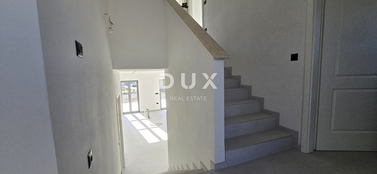 ISTRIA, PARENZO - Villa di nuova costruzione con piscina a sfioro, parcheggio sotterraneo privato e fantastica vista sul mare