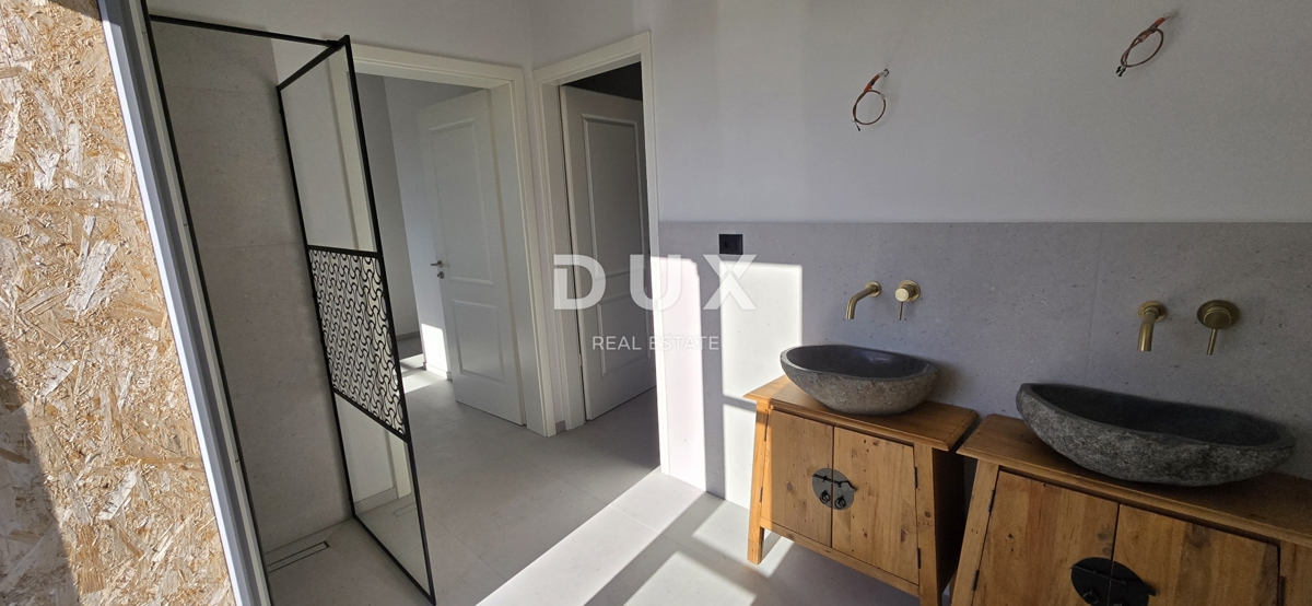 ISTRIA, PARENZO - Villa di nuova costruzione con piscina a sfioro, parcheggio sotterraneo privato e fantastica vista sul mare