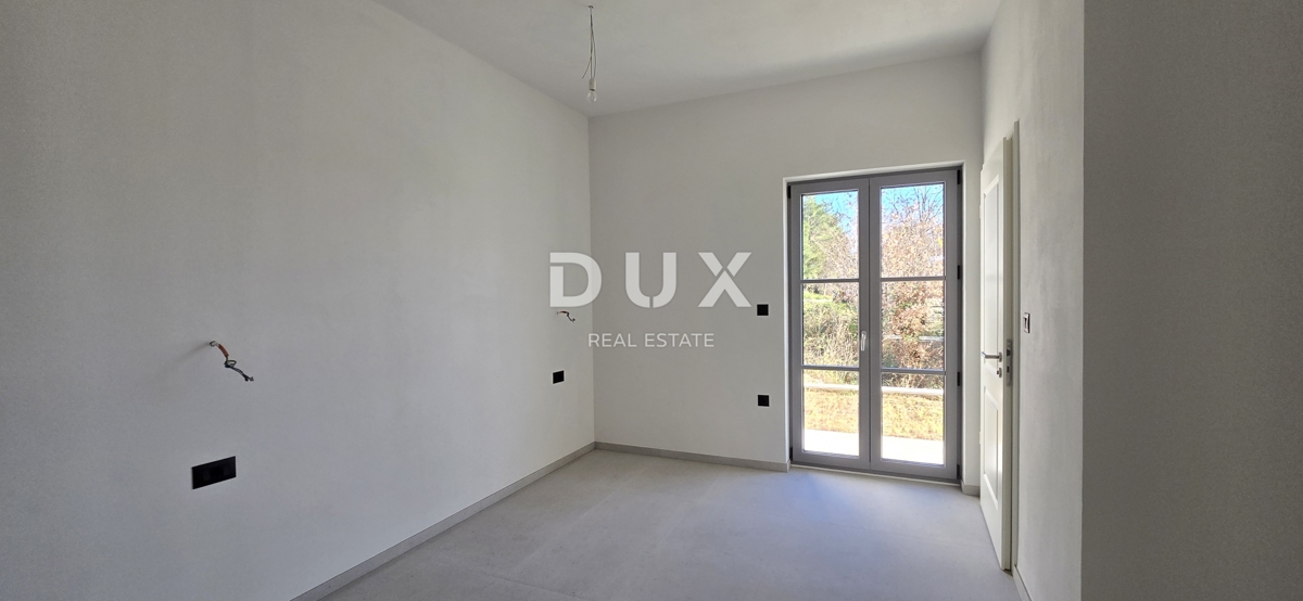 ISTRIA, PARENZO - Villa di nuova costruzione con piscina a sfioro, parcheggio sotterraneo privato e fantastica vista sul mare