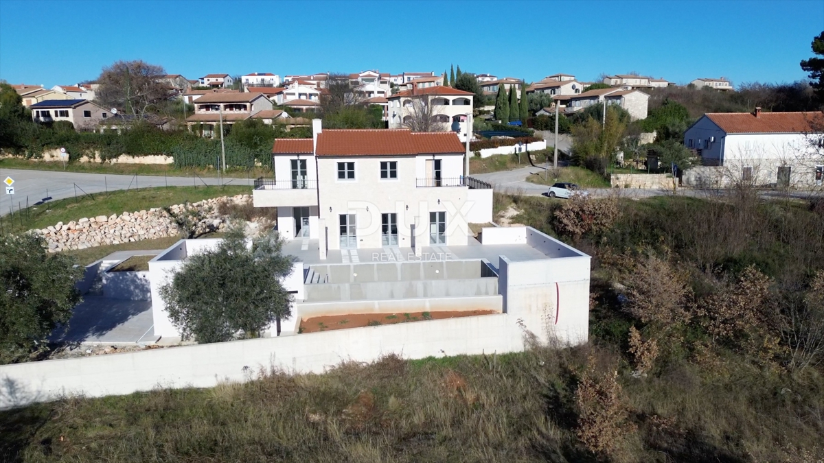 ISTRIA, PARENZO - Villa di nuova costruzione con piscina a sfioro, parcheggio sotterraneo privato e fantastica vista sul mare