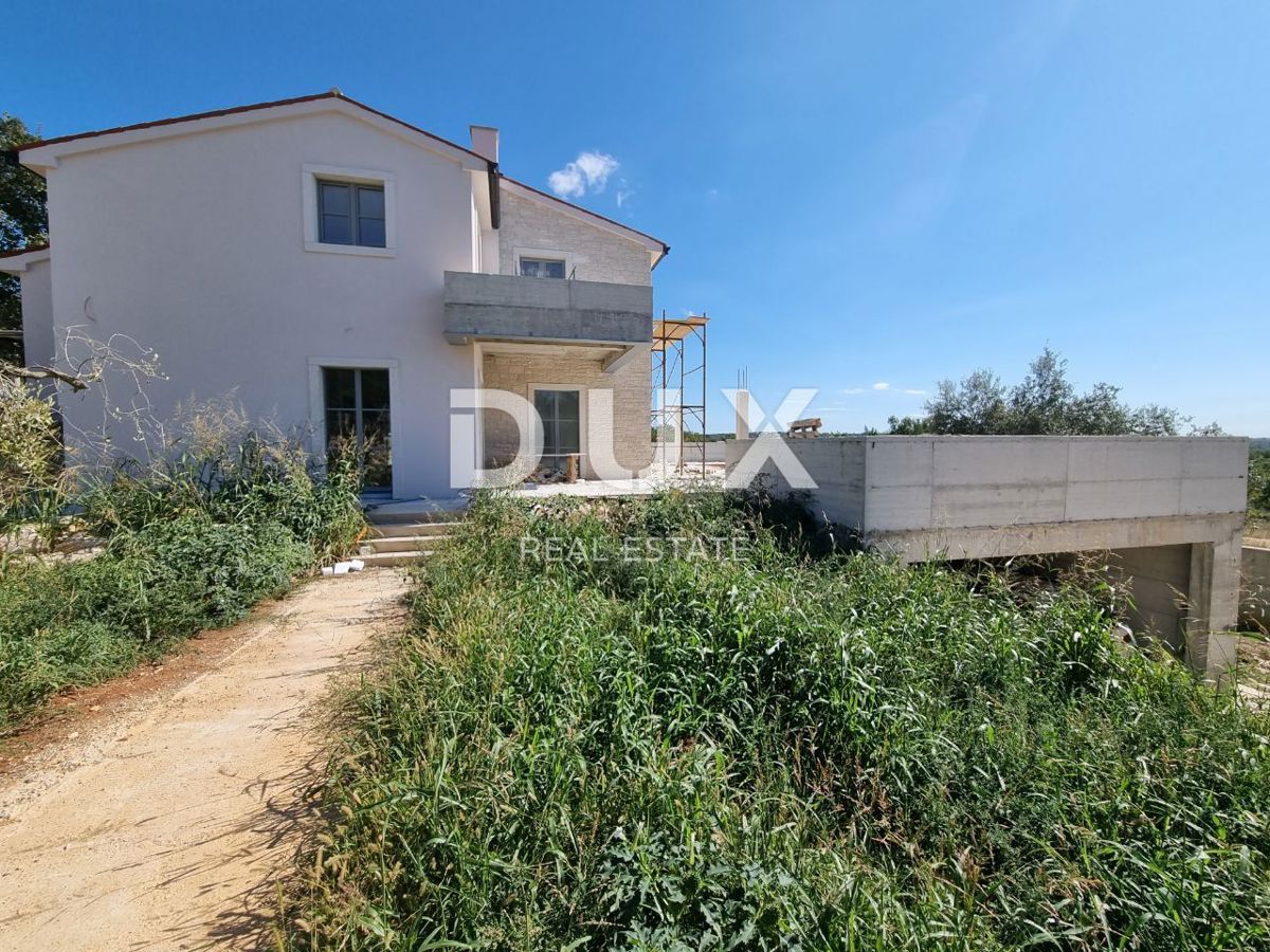 ISTRIA, PARENZO - Villa di nuova costruzione con piscina a sfioro, parcheggio sotterraneo privato e fantastica vista sul mare