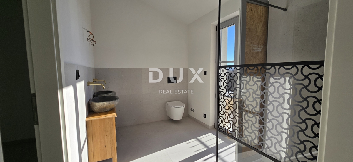 ISTRIA, PARENZO - Villa di nuova costruzione con piscina a sfioro, parcheggio sotterraneo privato e fantastica vista sul mare