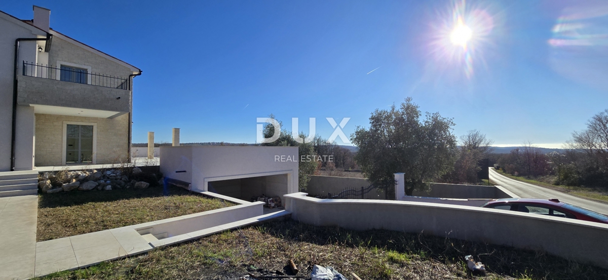 ISTRIA, PARENZO - Villa di nuova costruzione con piscina a sfioro, parcheggio sotterraneo privato e fantastica vista sul mare