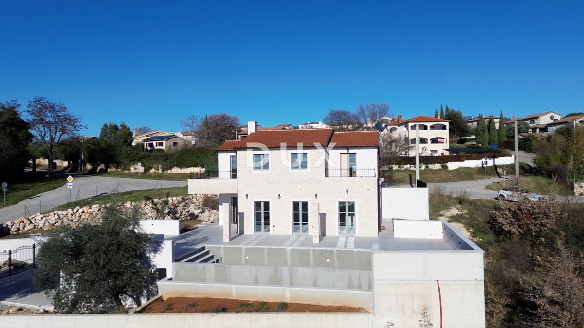 ISTRIA, PARENZO - Villa di nuova costruzione con piscina a sfioro, parcheggio sotterraneo privato e fantastica vista sul mare