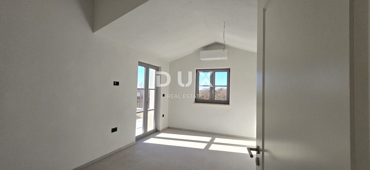 ISTRIA, PARENZO - Villa di nuova costruzione con piscina a sfioro, parcheggio sotterraneo privato e fantastica vista sul mare