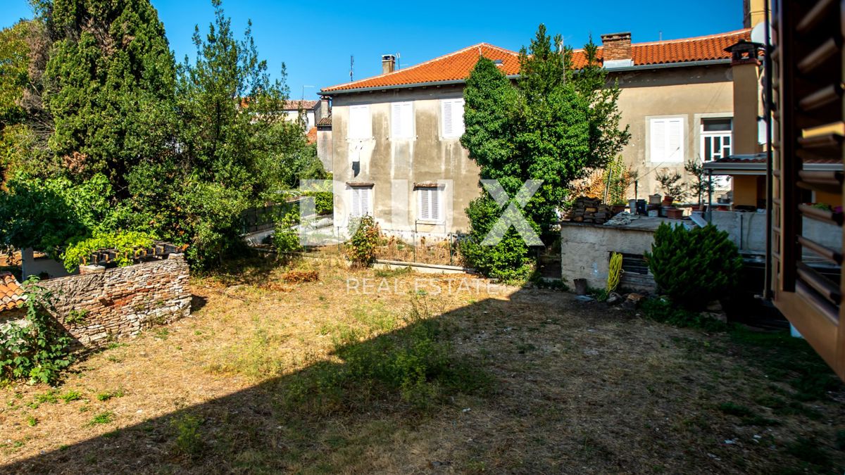 ISTRIA, ROVIGNO - Piano di una palazzina con giardino in centro città